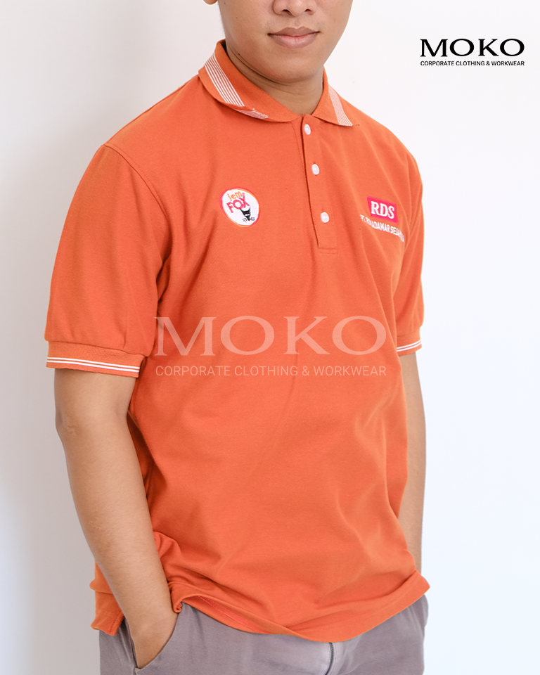 Baju Polo Oranye Tampilan Tim yang Dinamis dan Energik
